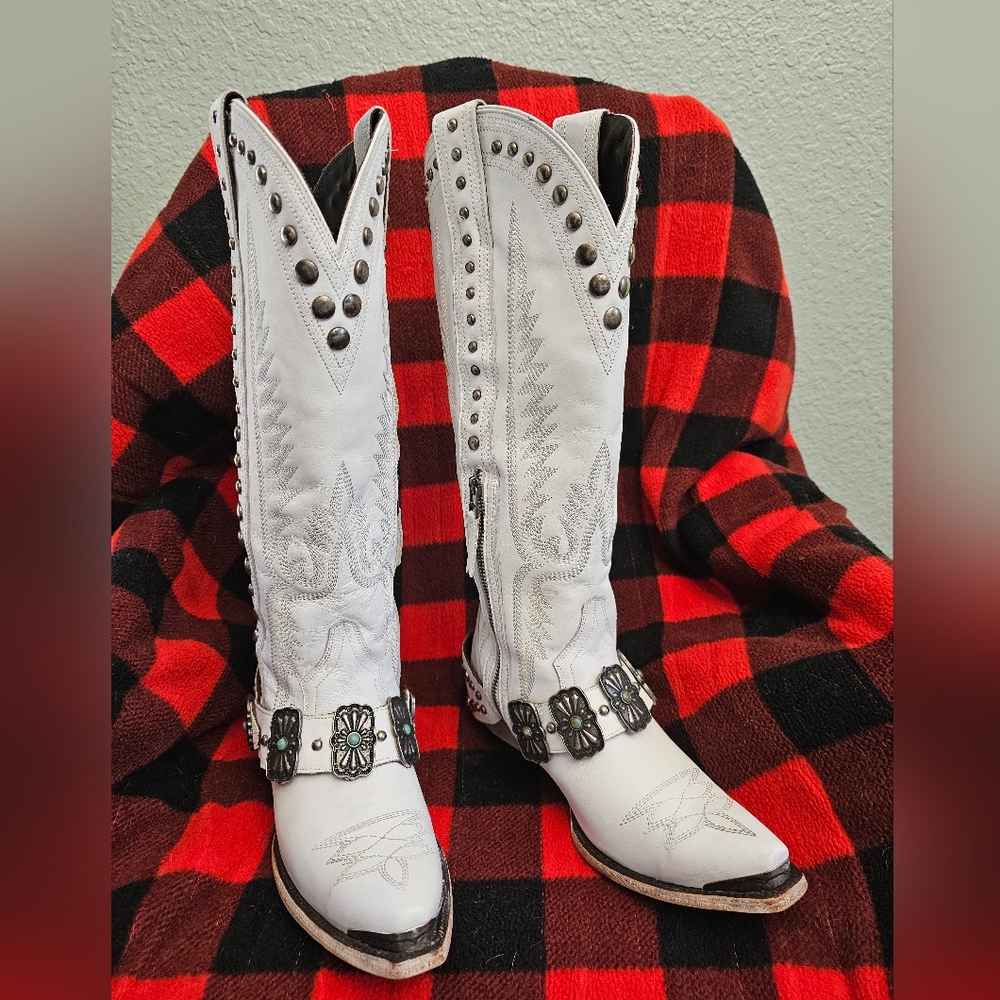 Beautifully made Lane Silver Mesa White Concho Boots Size 8 1/2 D